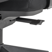 Nahaufnahme eines schwarzen Drehstuhls mit Fokus auf die Sitzmechanik und Hebel, seitliche Perspektive