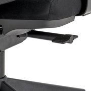 Nahaufnahme eines schwarzen Drehstuhls mit Fokus auf die Sitzmechanik und Hebel, seitliche Perspektive