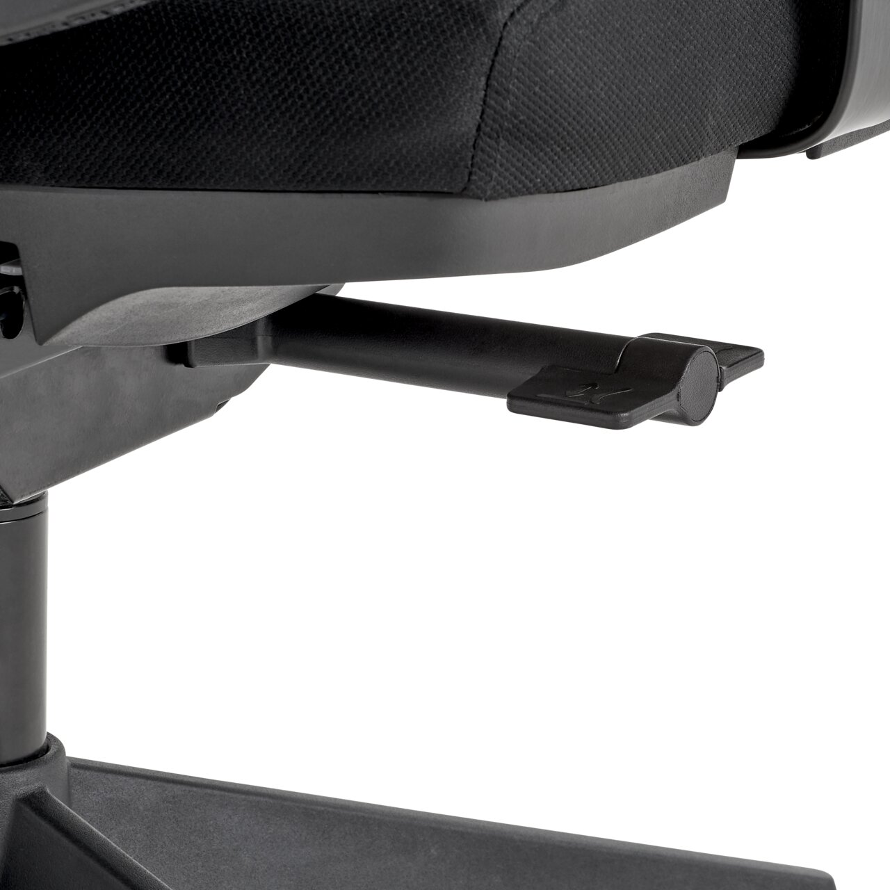 Nahaufnahme eines schwarzen Drehstuhls mit Fokus auf die Sitzmechanik und Hebel, seitliche Perspektive