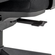 Nahaufnahme eines schwarzen Drehstuhls mit Fokus auf die Sitzmechanik und Hebel, seitliche Perspektive