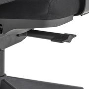 Nahaufnahme eines schwarzen Drehstuhls mit Fokus auf die Sitzmechanik und Hebel, seitliche Perspektive