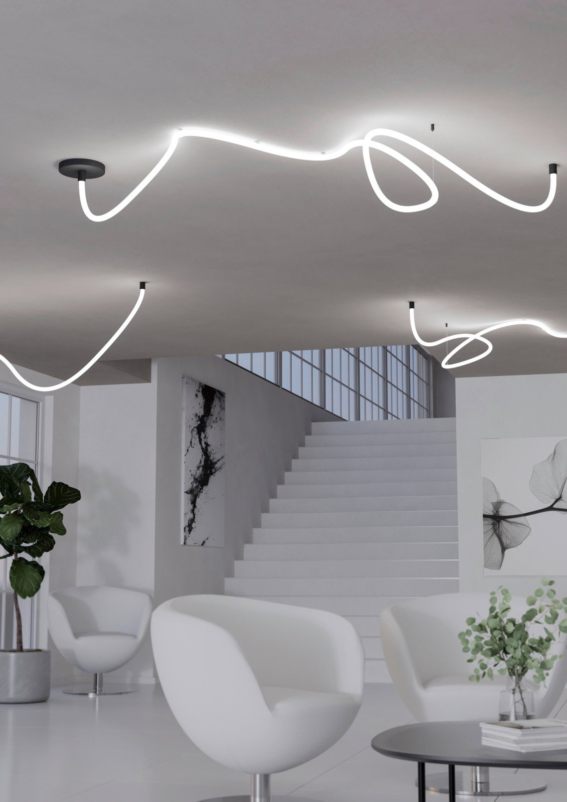 Moderne LED-Lichtschlauch-Installation an der Decke eines stilvollen Wohnzimmers mit weißen Möbeln und Pflanzen, seitliche Perspektive.