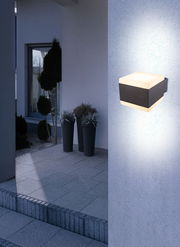 LED-Außenwandleuchte an einer Hauswand, seitliche Perspektive