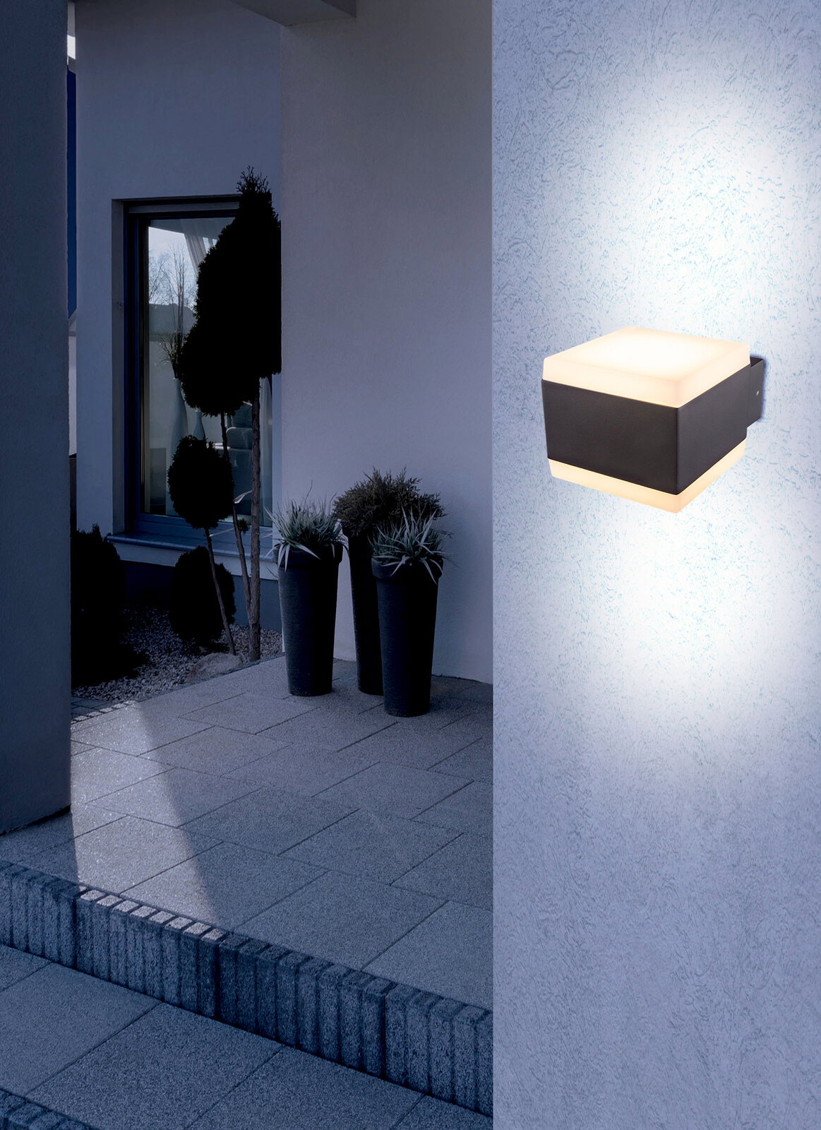 LED-Außenwandleuchte an einer Hauswand, seitliche Perspektive