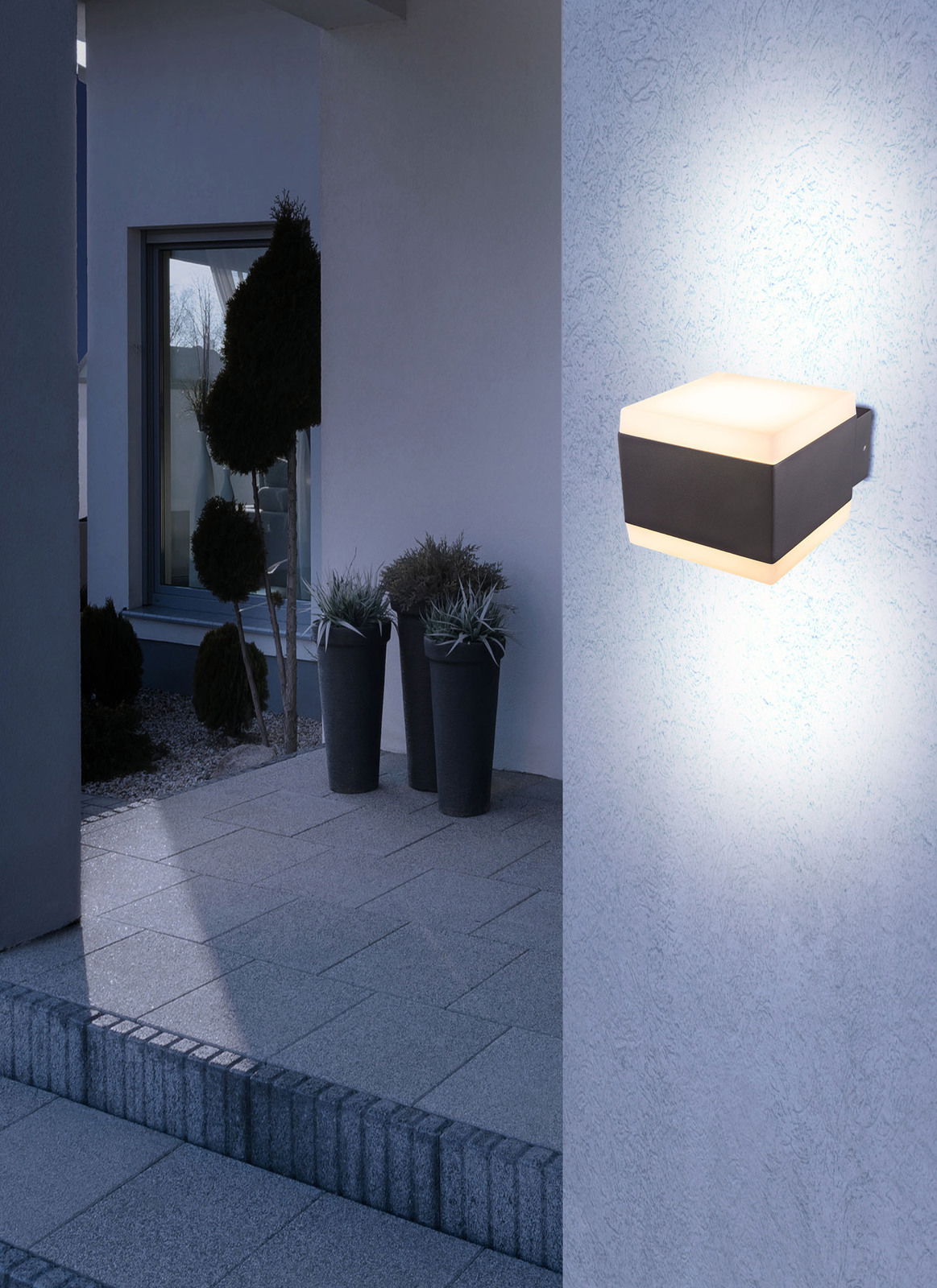 LED-Außenwandleuchte an einer Hauswand, seitliche Perspektive
