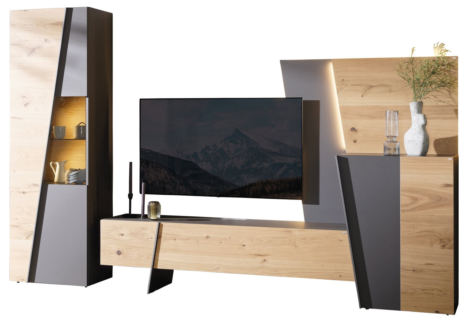 Moderne Wohnwand in Holzoptik mit asymmetrischen Elementen, bestehend aus einem hohen Schrank mit offenen Regalen, einem TV-Board und einem weiteren Schrank, seitliche Perspektive.