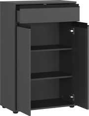 Dunkelgraue Kommode mit einer Schublade und zwei offenen Türen, die zwei Regalböden zeigen, Perspektive von vorne.