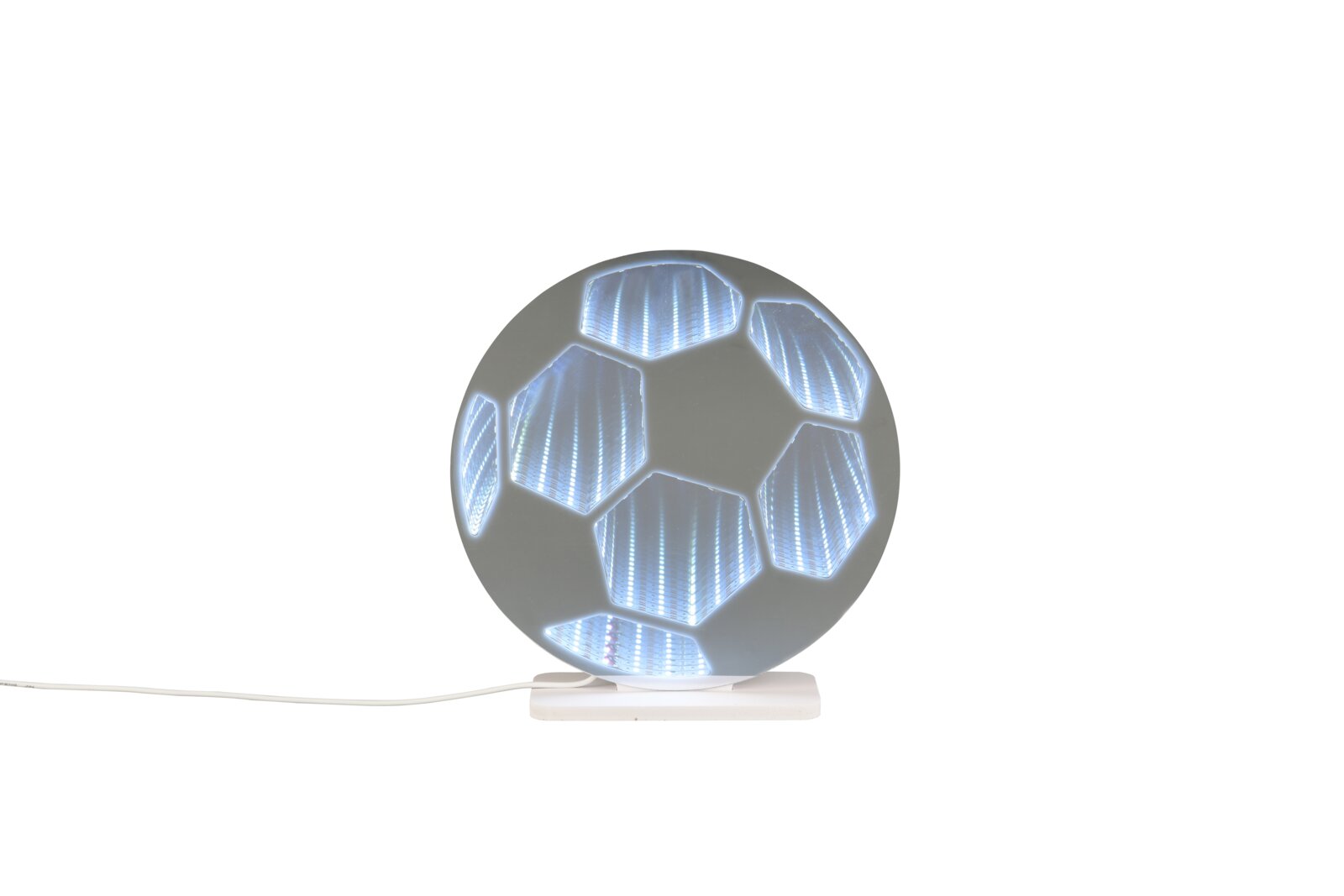 Runde LED-Tischlampe in Fußball-Optik mit blau-weiß leuchtenden Segmenten auf weißem Sockel, Frontansicht vor weißem Hintergrund