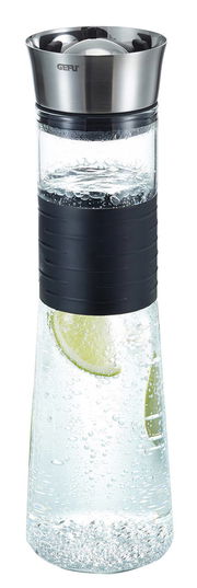 Karaffe 1l CASCADA aus Glas mit Edelstahlverschluss und schwarzem Griff, gefüllt mit Wasser und Limettenscheiben, seitliche Perspektive