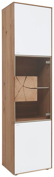 Vitrine aus Holz mit zwei weißen Türen und einem Glaseinsatz in der Mitte, perspektivisch von vorne rechts fotografiert.