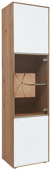 Houten vitrinekast met twee witte deuren en een glazen paneel in het midden, in perspectief gefotografeerd vanaf de rechterkant van de voorkant.