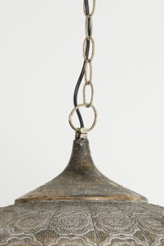 Detailfoto van een hanglamp met antieke afwerking en decoratief patroon, gefotografeerd van onderaf.