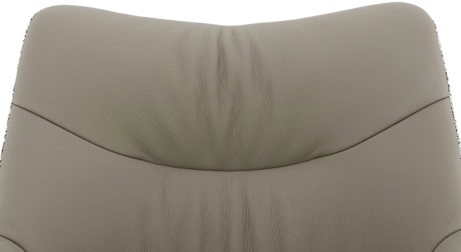 Nahaufnahme der Rückenlehne eines Armlehnstuhls aus grauem Leder, von vorne betrachtet.