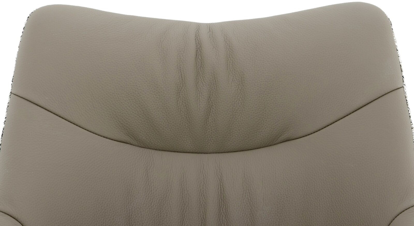Close-up van de rugleuning van een fauteuil van grijs leer, gezien vanaf de voorkant.