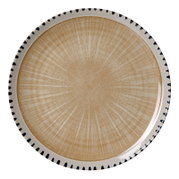 Rond beige keramisch bord met een subtiel straalpatroon en een lichte rand met donkerblauwe accenten, van bovenaf gezien