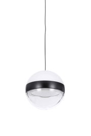 Moderne kugelförmige Pendelleuchte mit transparentem Glas und weißer Kappe, schwarzem Mittelring und schwarzem Kabel, freigestellt auf weißem Hintergrund, Ansicht von vorne leicht von unten