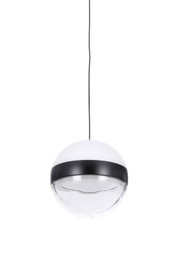 Moderne kugelförmige Pendelleuchte mit transparentem Glas und weißer Kappe, schwarzem Mittelring und schwarzem Kabel, freigestellt auf weißem Hintergrund, Ansicht von vorne leicht von unten