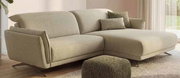 Beiges Ecksofa mit Recamiere rechts, weicher Polsterung und schlanken Metallfüßen im hellen Wohnzimmer, perspektivisch in schräger Frontansicht von links