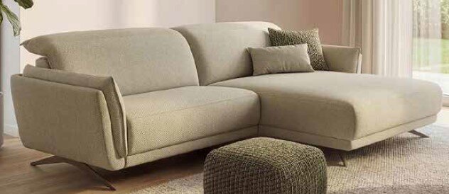 Beiges Ecksofa mit Recamiere rechts, weicher Polsterung und schlanken Metallfüßen im hellen Wohnzimmer, perspektivisch in schräger Frontansicht von links