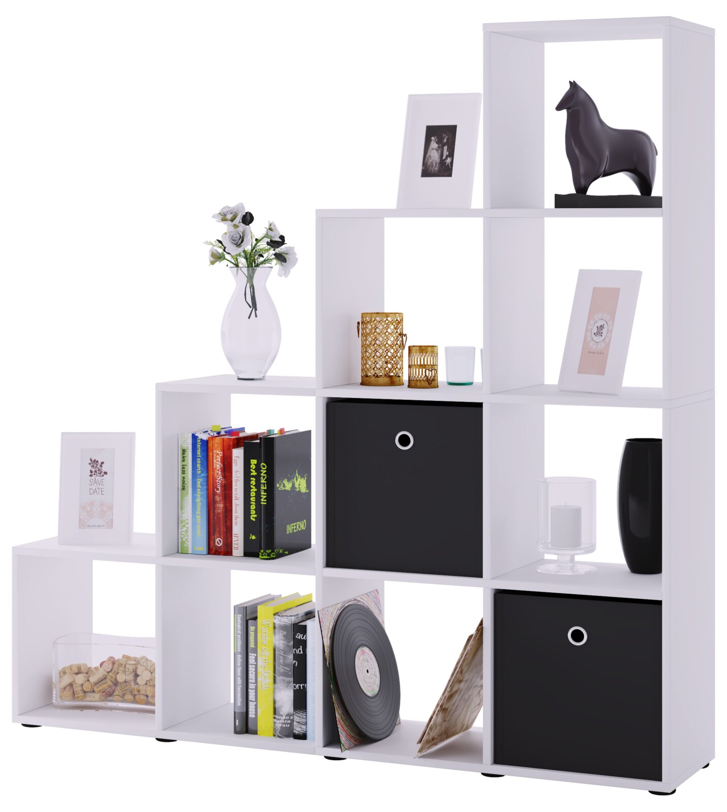 Weißes, modernes Würfelregal/ Raumteiler mit mehreren offenen Fächern und schwarzen Box-Einsätzen, dekoriert mit Büchern, Vasen, Bilderrahmen und Dekofigur Ansicht schräg von vorn (Front-/Seitenperspektive) vor weißem Hintergrund.