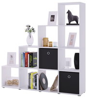Weißes, modernes Würfelregal/ Raumteiler mit mehreren offenen Fächern und schwarzen Box-Einsätzen, dekoriert mit Büchern, Vasen, Bilderrahmen und Dekofigur; Ansicht schräg von vorn (Front-/Seitenperspektive) vor weißem Hintergrund.
