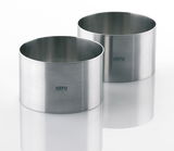 Zwei Edelstahl-Dessert- und Vorspeiseringe von GEFU, aus seitlicher Perspektive fotografiert.