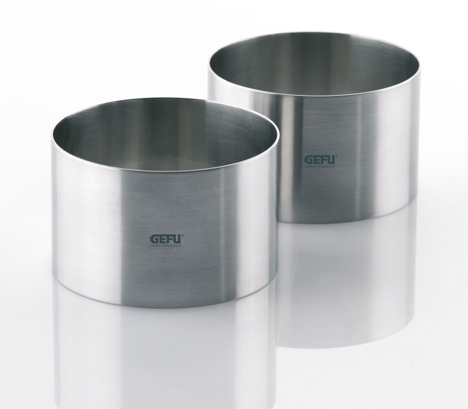 Zwei Edelstahl-Dessert- und Vorspeiseringe von GEFU, aus seitlicher Perspektive fotografiert.