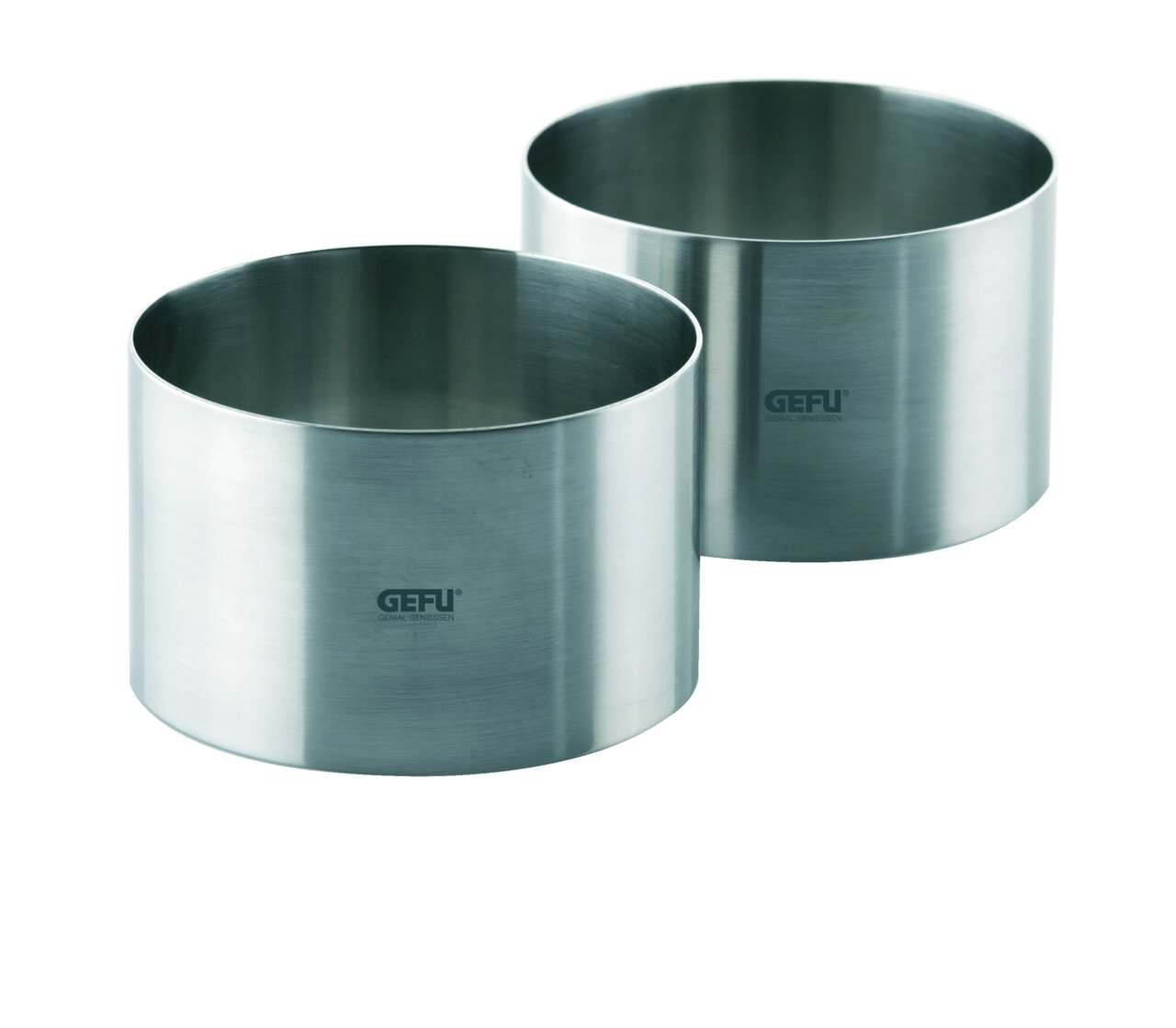 Zwei Edelstahl-Dessert- und Vorspeiseringe von GEFU, aus seitlicher Perspektive fotografiert.