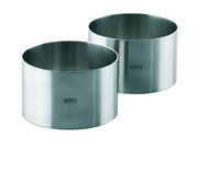 Zwei Edelstahl-Dessert- und Vorspeiseringe von GEFU, aus seitlicher Perspektive fotografiert.