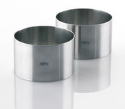 Zwei Edelstahl-Dessert- und Vorspeiseringe von GEFU, aus seitlicher Perspektive fotografiert.