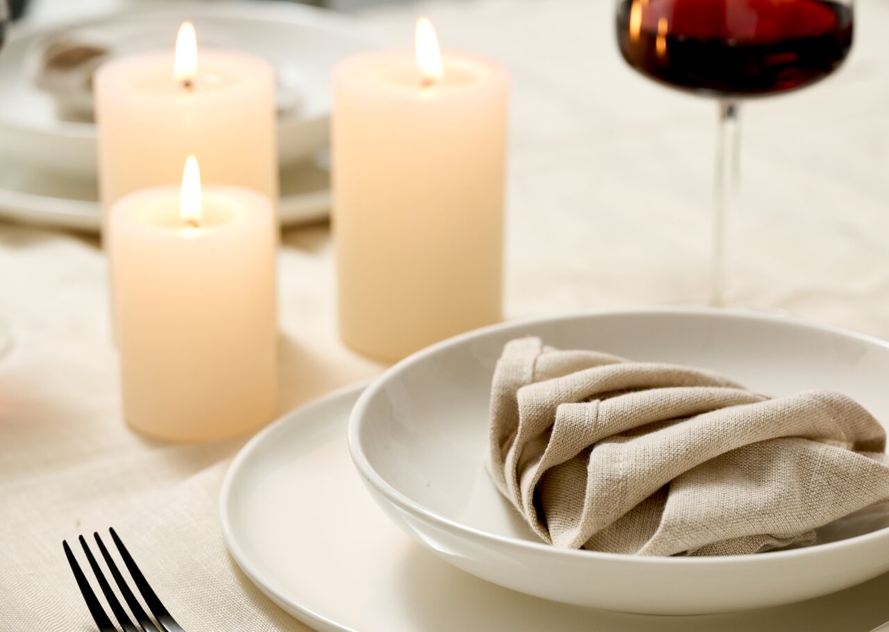 Suppenteller Skagen 21,5cm auf einem gedeckten Tisch mit Kerzen und Weinglas, seitliche Perspektive