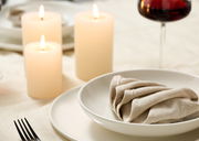 Suppenteller Skagen 21,5cm auf einem gedeckten Tisch mit Kerzen und Weinglas, seitliche Perspektive