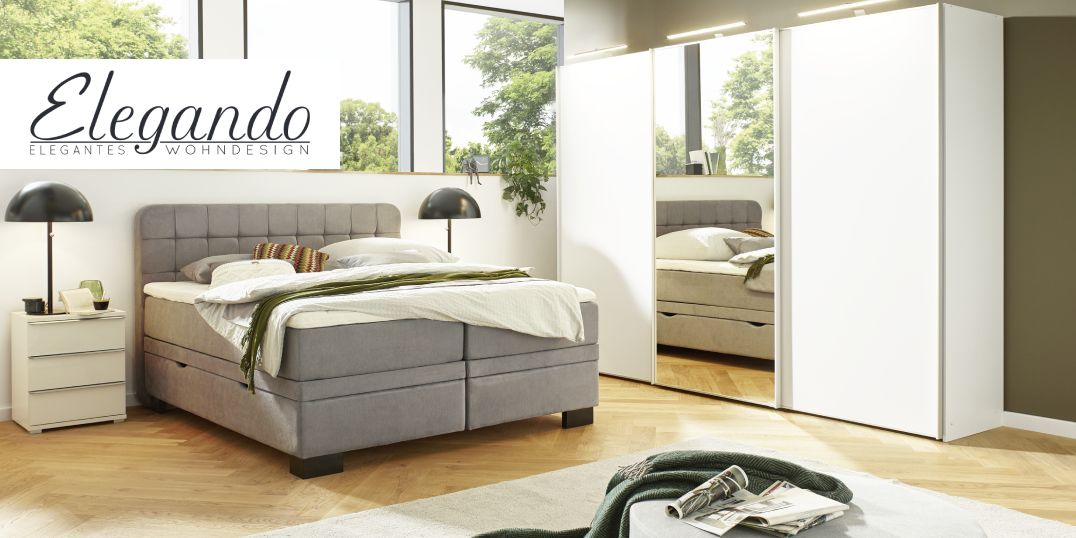 Modernes Schlafzimmer mit einem grauen Polsterbett, einem minimalistischen Nachttisch und einem eleganten Kleiderschrank mit Spiegeln, eingerahmt von großen Fenstern.