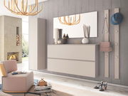 Moderner Hänge-Garderobenschrank in einem stilvollen Wohnzimmer, seitliche Perspektive