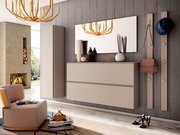 Moderner Hänge-Garderobenschrank in einem stilvollen Wohnzimmer, seitliche Perspektive