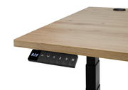Nahaufnahme eines E-Eckschreibtisches mit Holzoberfläche und digitalem Bedienfeld an der Seite, seitliche Perspektive.