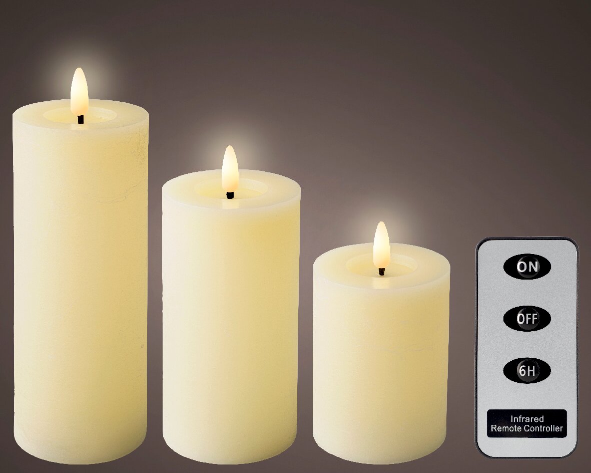 Drei LED-Kerzen aus Wachs in verschiedenen Größen mit flackerndem Licht, begleitet von einer Fernbedienung, aus frontaler Perspektive.