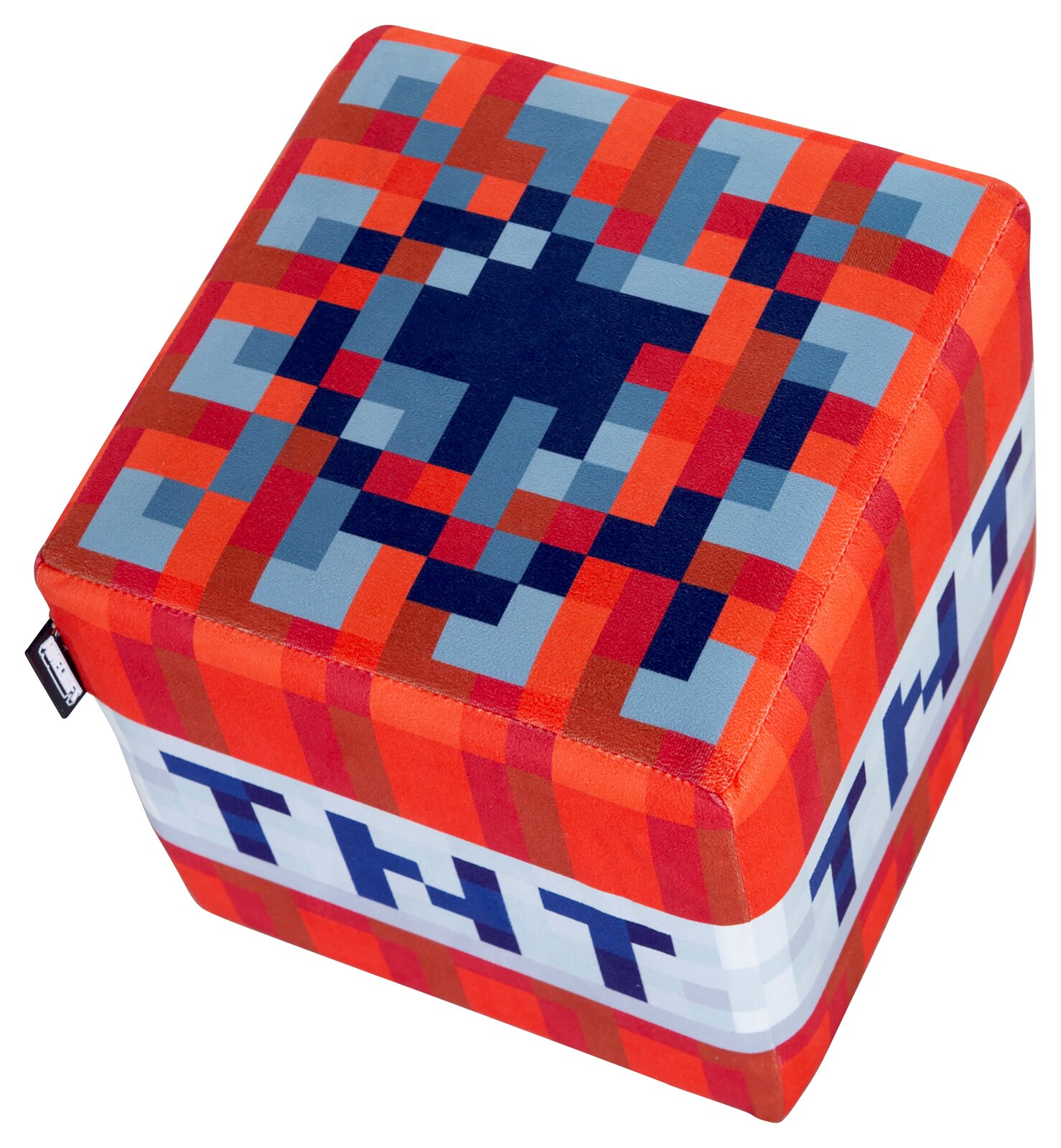 Vierkante, gestoffeerde poef in Minecraft-TNT-stijl in rood, blauw en wit, vrijstaand tegen een witte achtergrond, gezien vanuit een schuin bovenaanzicht (3/4-perspectief)