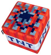 Vierkante, gestoffeerde poef in Minecraft-TNT-stijl in rood, blauw en wit, vrijstaand tegen een witte achtergrond, gezien vanuit een schuin bovenaanzicht (3/4-perspectief)