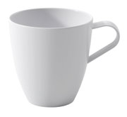 Weiße, glänzende Keramik-Kaffeetasse mit Henkel, freigestellt; perspektivische Ansicht schräg von vorne mit leichtem Blick von oben