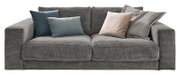 Graues 2-Sitzer-Sofa mit Kordbezug, dekoriert mit vier Kissen in verschiedenen Farben, Frontalansicht.