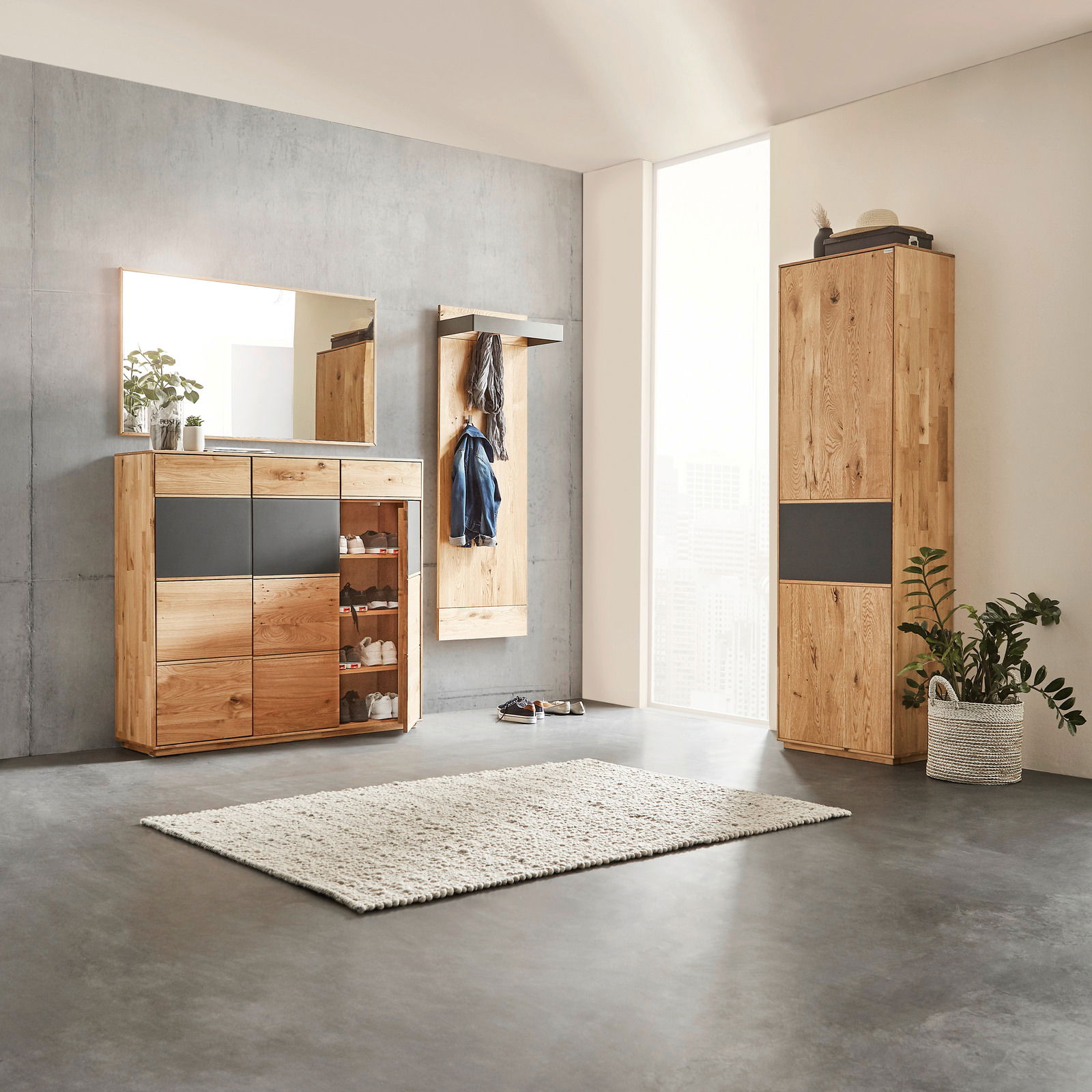 Waldwelt Schuhschrank AVANTI Moderne Garderobeneinrichtung mit Holzschränken, Spiegel und Teppich in einem hellen Raum, seitliche Perspektive