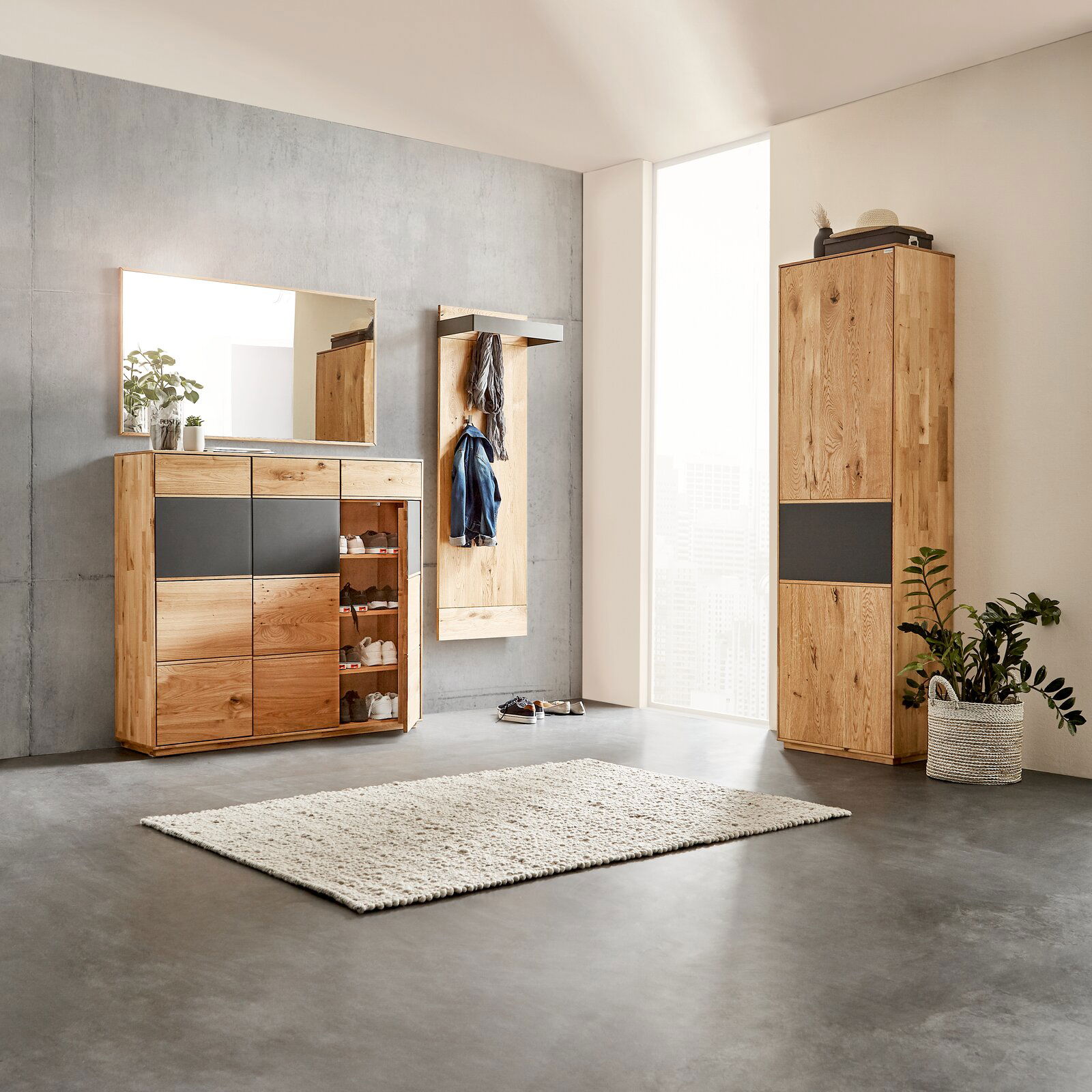 Moderne Garderobeneinrichtung mit Holzschränken, Spiegel und Teppich in einem hellen Raum, seitliche Perspektive