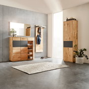 Moderne Garderobeneinrichtung mit Holzschränken, Spiegel und Teppich in einem hellen Raum, seitliche Perspektive