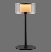 Moderne Tischleuchte RIKA mit schwarzem Standfuß und transparentem Lampenschirm, seitliche Perspektive