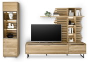 Moderne houten wandmeubel met tv-kast, plank en decoraties, gezien vanaf de voorkant.