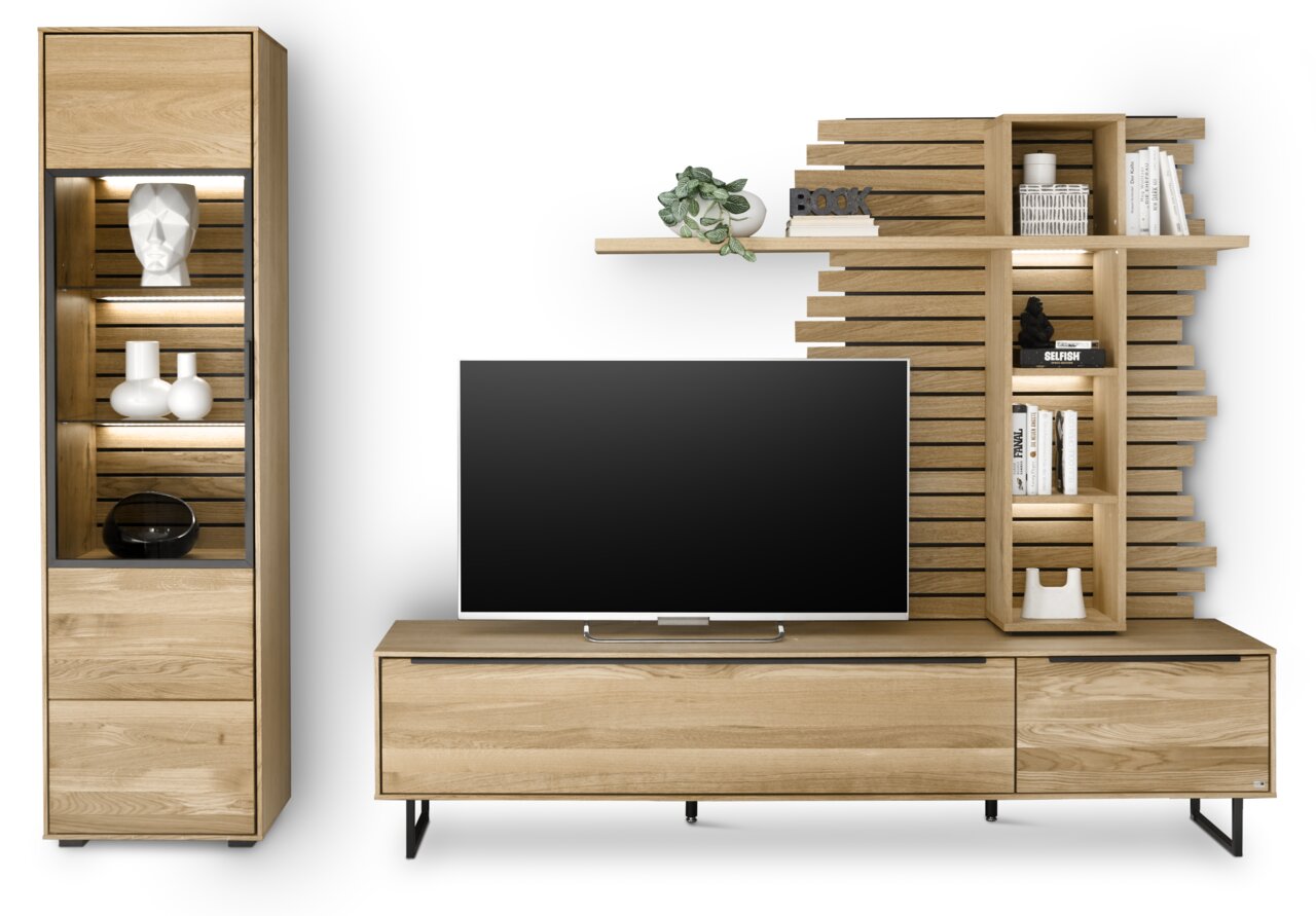 Moderne houten wandmeubel met tv-kast, plank en decoraties, gezien vanaf de voorkant.