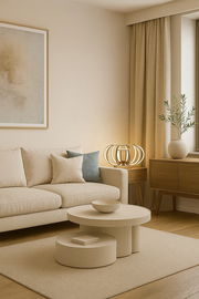 Moderne Tischleuchte mit Holzrahmen und warmem Licht auf einem Beistelltisch in einem gemütlichen Wohnzimmer, seitliche Perspektive.