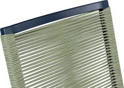 Nahaufnahme der Rückenlehne eines Stuhls mit olivgrüner Kordelbespannung und dunkelblauem Rahmen, schräg von vorne oben fotografiert.