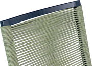 Nahaufnahme der Rückenlehne eines Stuhls mit olivgrüner Kordelbespannung und dunkelblauem Rahmen, schräg von vorne oben fotografiert.